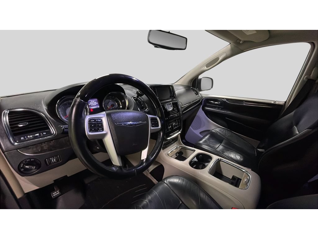Used 2015 Chrysler Town & Country Limited Platinum FWD image 11