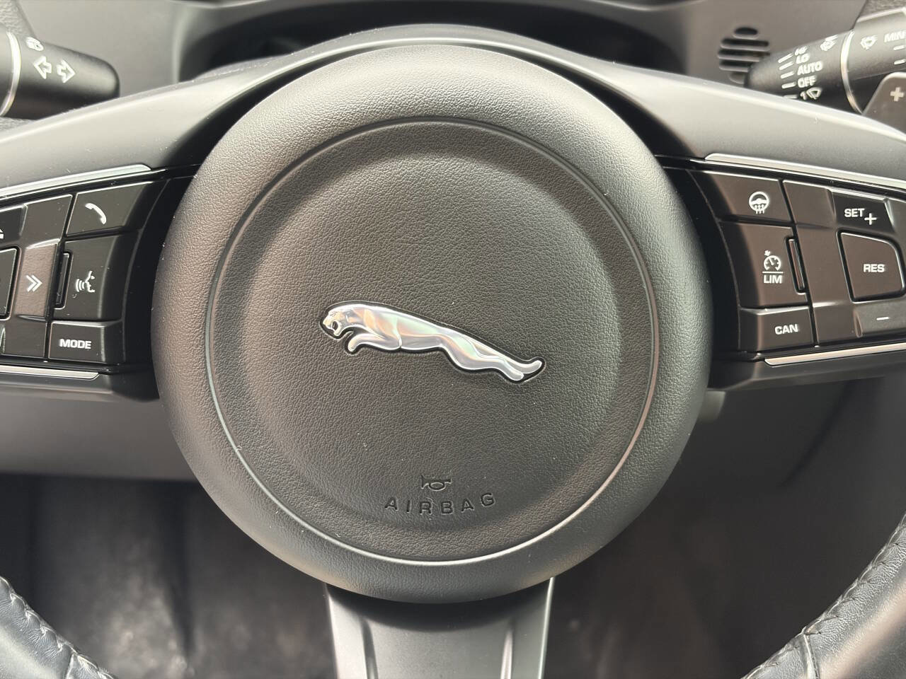 Used 2018 Jaguar F-PACE Premium image 30