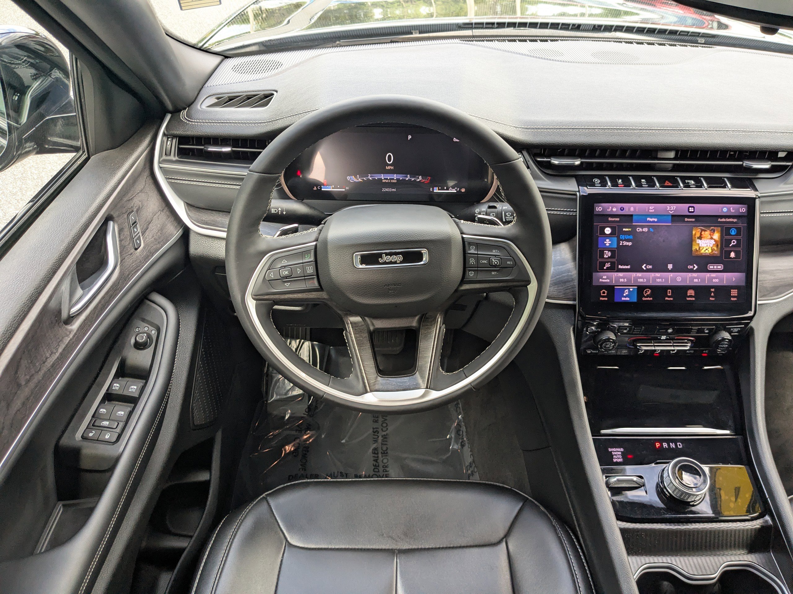 Used 2024 Jeep Grand Cherokee L Limited w/ Black Appearance Package AWD/4WD image 14