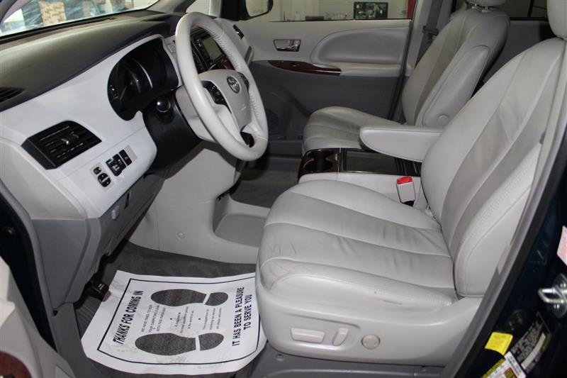 Used 2012 Toyota Sienna XLE FWD image 17