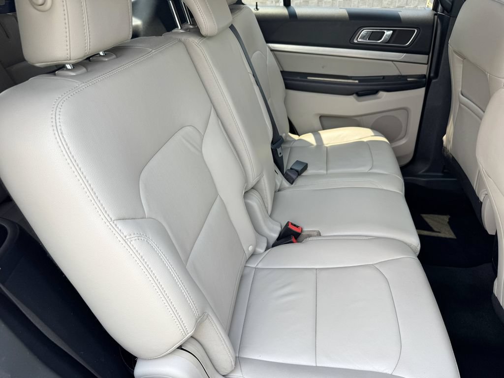 Used 2018 Ford Explorer XLT w/ Equipment Group 202A AWD/4WD image 29