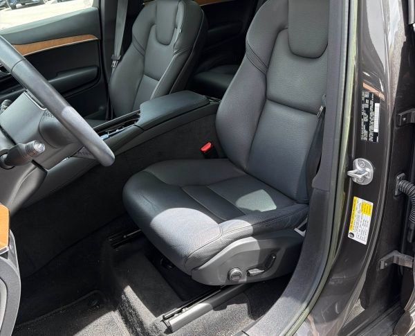 Used 2023 Volvo XC90 B5 Plus image 2