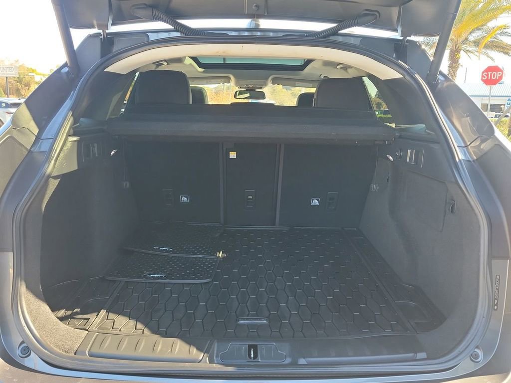 Used 2018 Jaguar F-PACE Premium image 11
