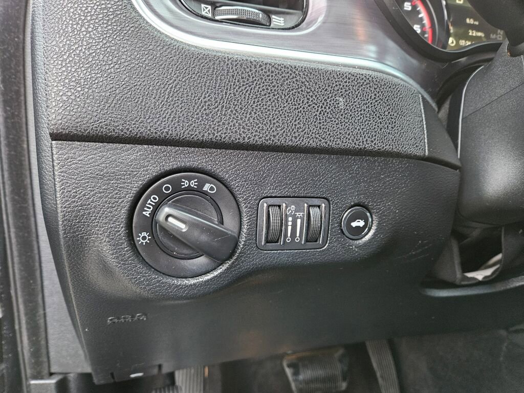 Used 2018 Dodge Charger SXT w/ Blacktop Package image 9