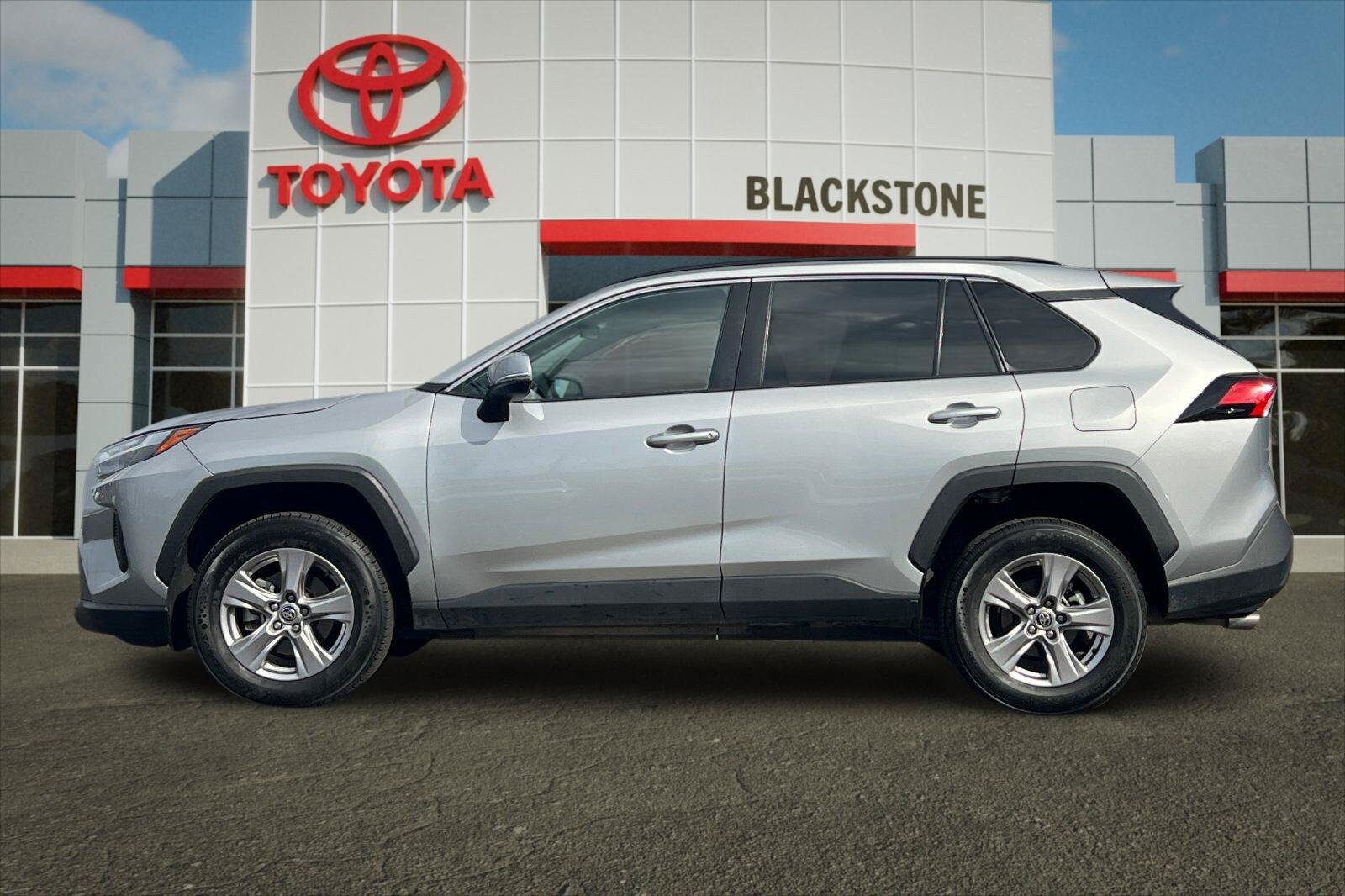 Used 2025 Toyota RAV4 XLE FWD image 6