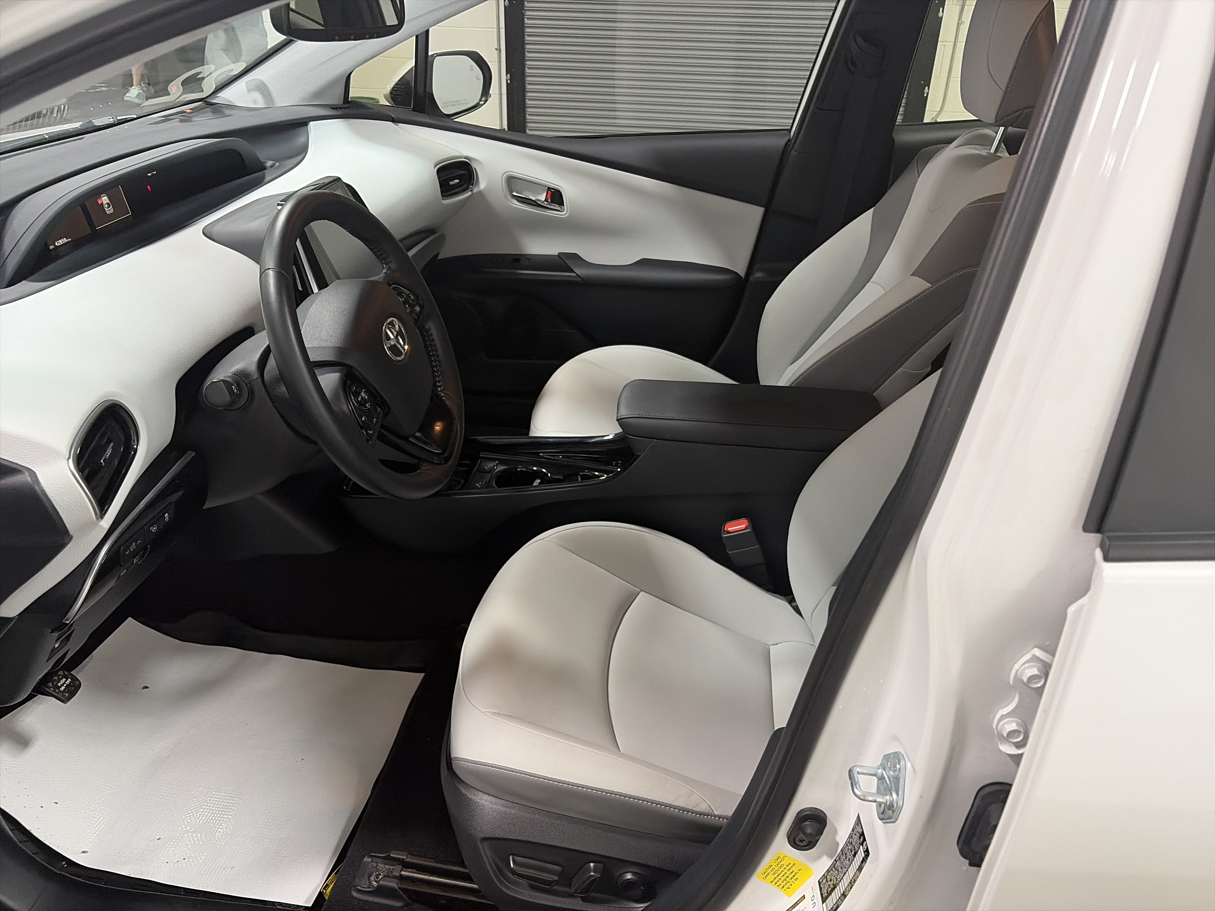 Used 2022 Toyota Prius Prime Limited FWD image 11