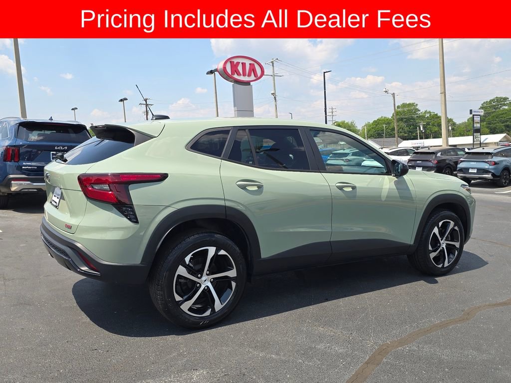 Used 2024 Chevrolet Trax RS w/ Driver Confidence Package FWD image 3