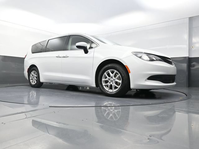 Used 2023 Chrysler Voyager LX FWD image 19