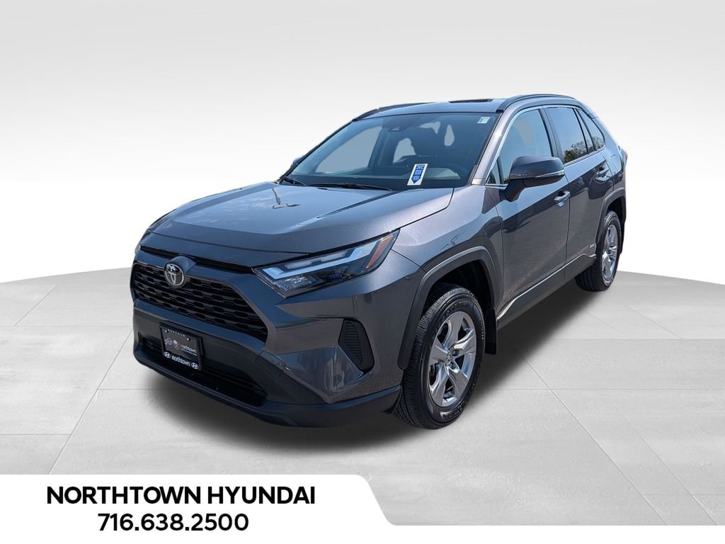 Used 2025 Toyota RAV4 XLE AWD/4WD image 1