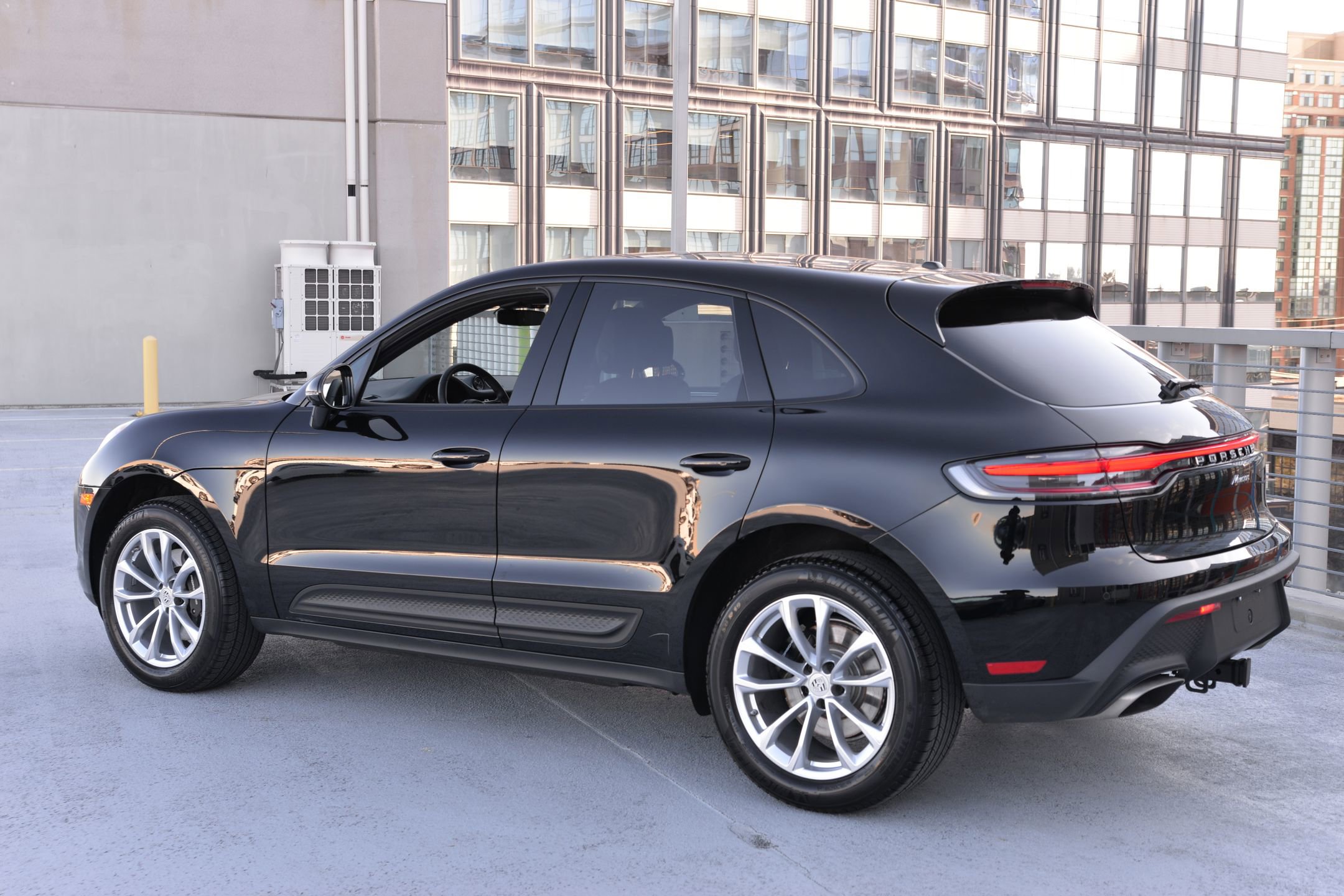 Certified 2025 Porsche Macan image 3