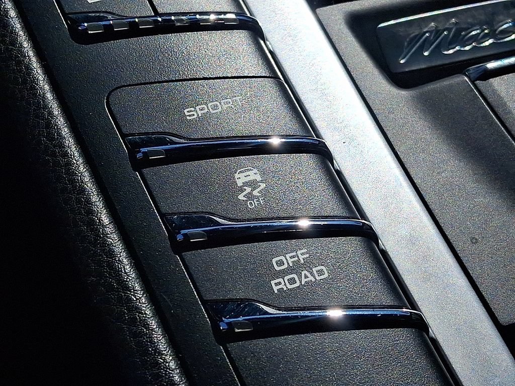 Used 2020 Porsche Macan AWD/4WD image 25