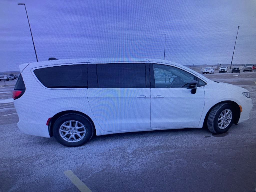 Used 2024 Chrysler Pacifica Touring-L image 8