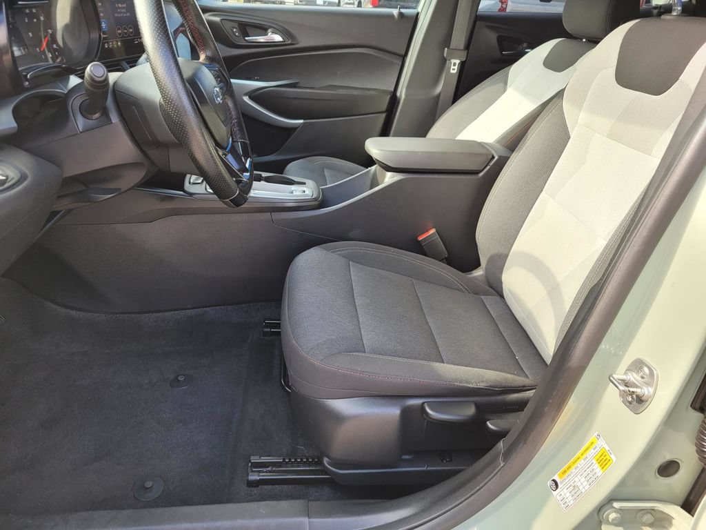 Used 2024 Chevrolet Trax RS FWD image 17