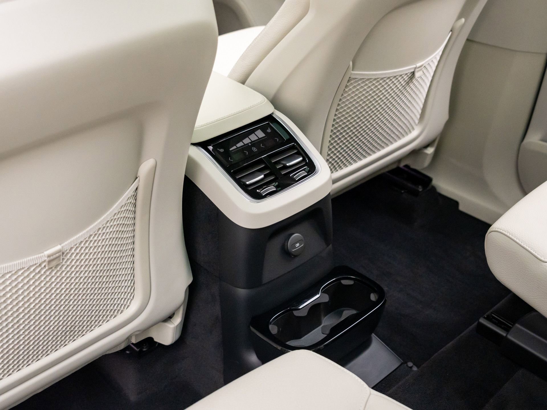 Used 2023 Volvo XC90 T8 Plus w/ Protection Package Premier image 18
