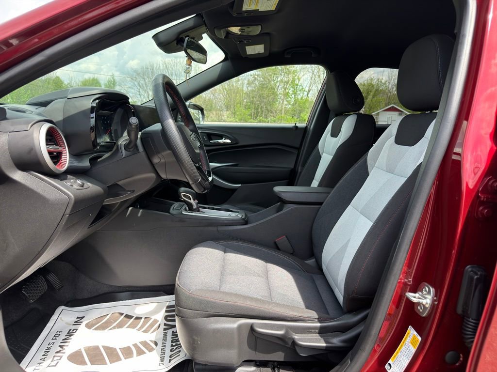 Used 2024 Chevrolet Trax RS w/ Driver Confidence Package FWD image 2