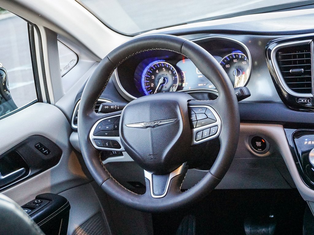 Used 2024 Chrysler Pacifica Touring-L image 17