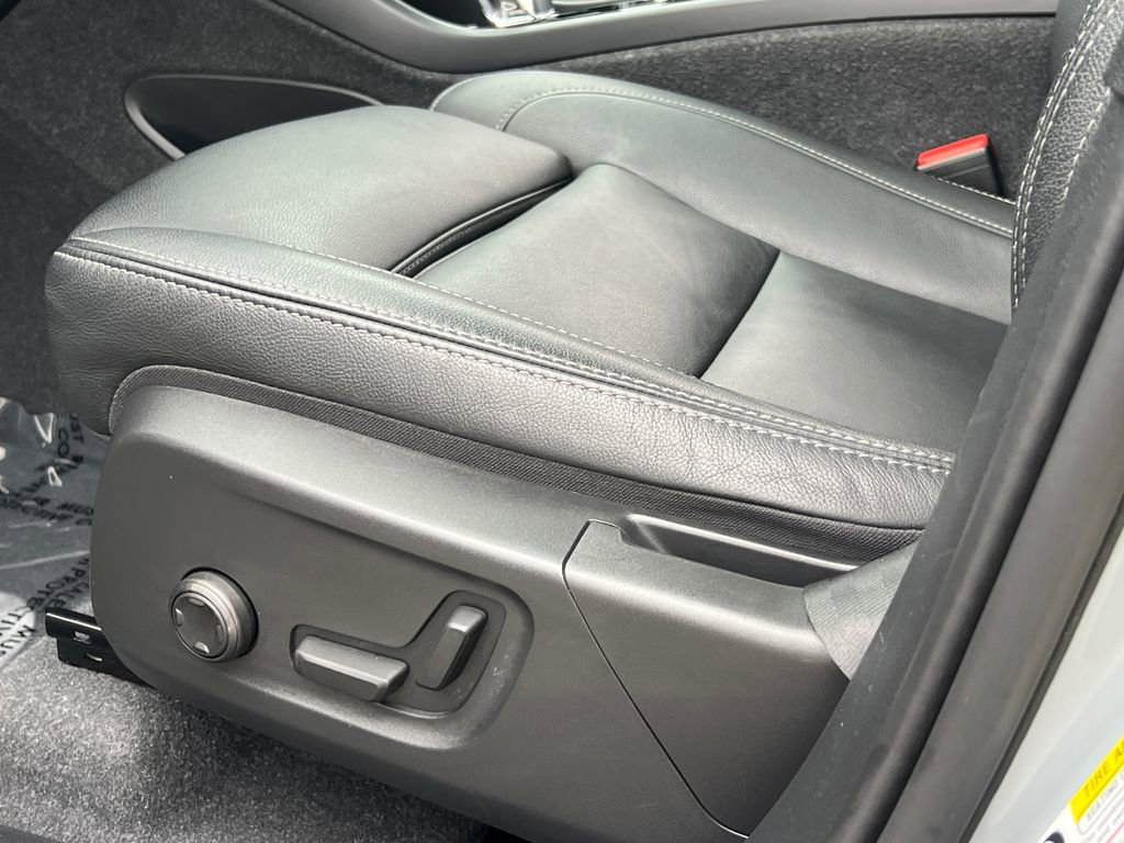 Used 2024 Volvo XC40 B5 Plus w/ Climate Package image 18