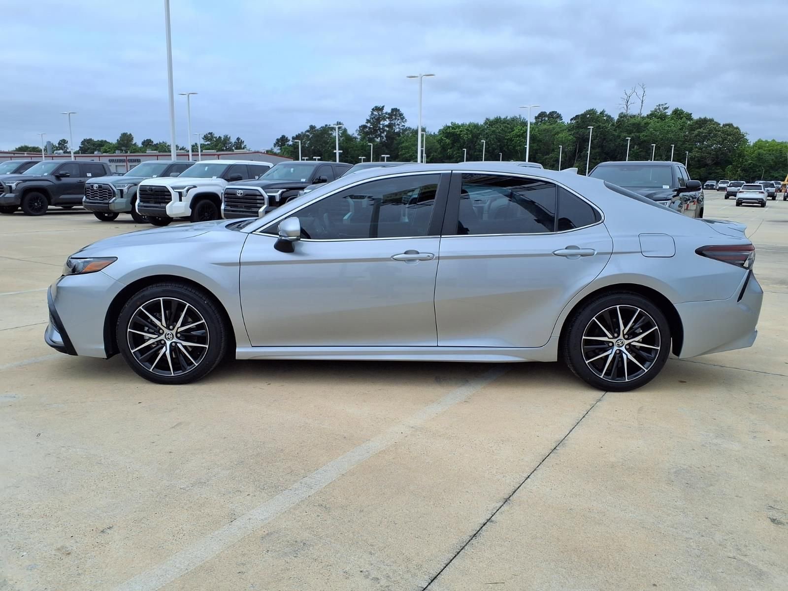 Used 2022 Toyota Camry SE w/ Audio Upgrade Package FWD image 8