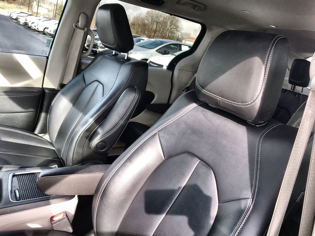 Used 2024 Chrysler Pacifica Touring-L image 11