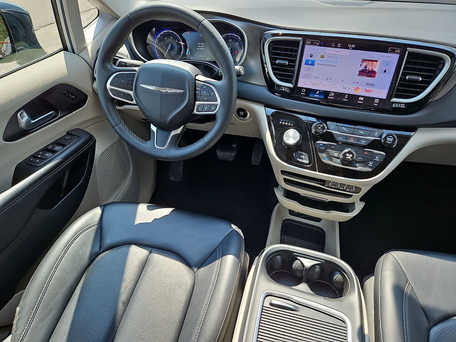 Used 2024 Chrysler Pacifica Touring-L FWD image 10
