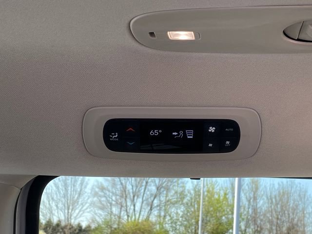 Used 2024 Chrysler Pacifica Touring-L image 18