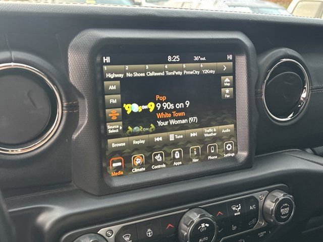 Used 2020 Jeep Wrangler Unlimited Sahara image 32