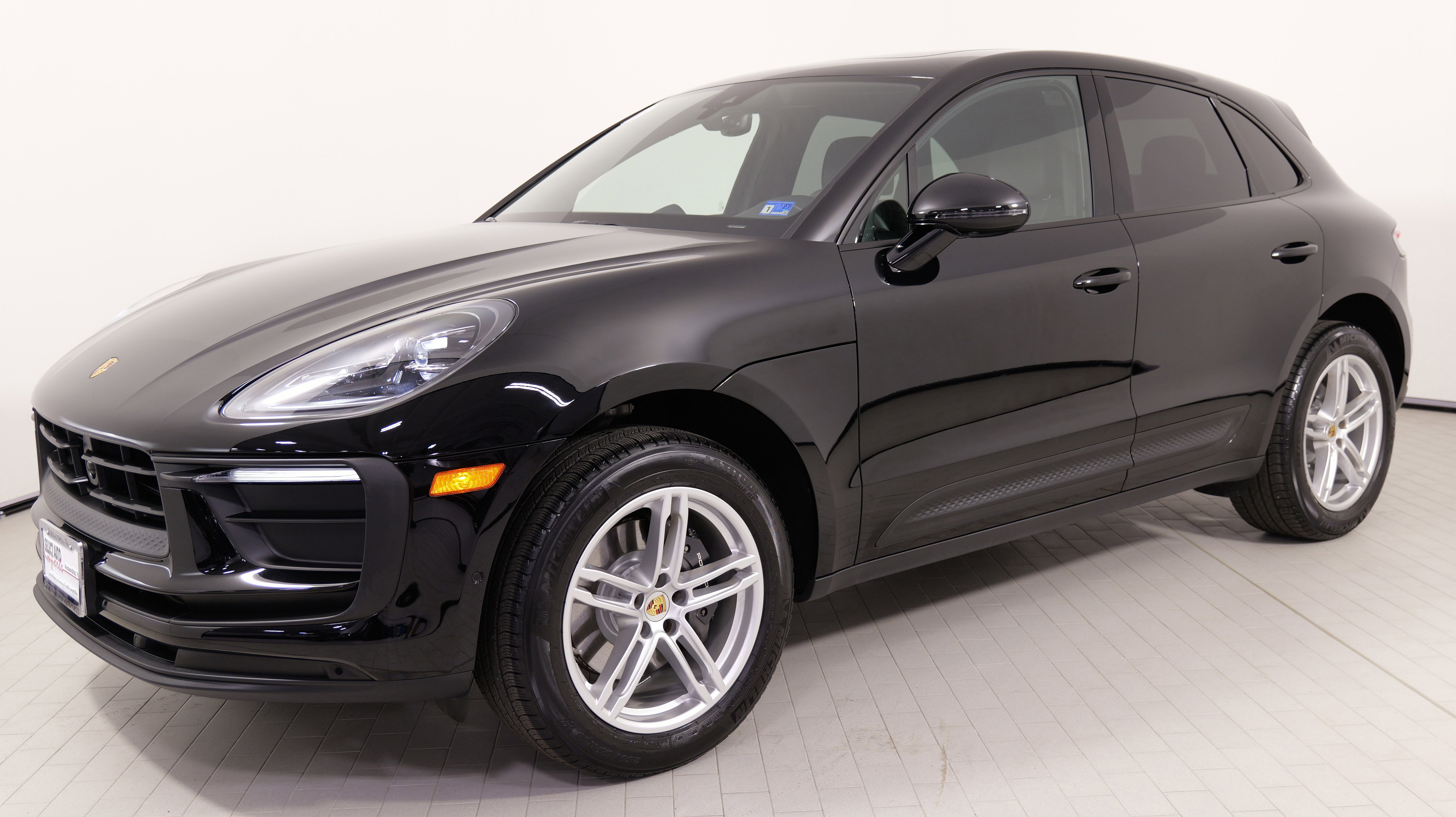 Used 2025 Porsche Macan image 3