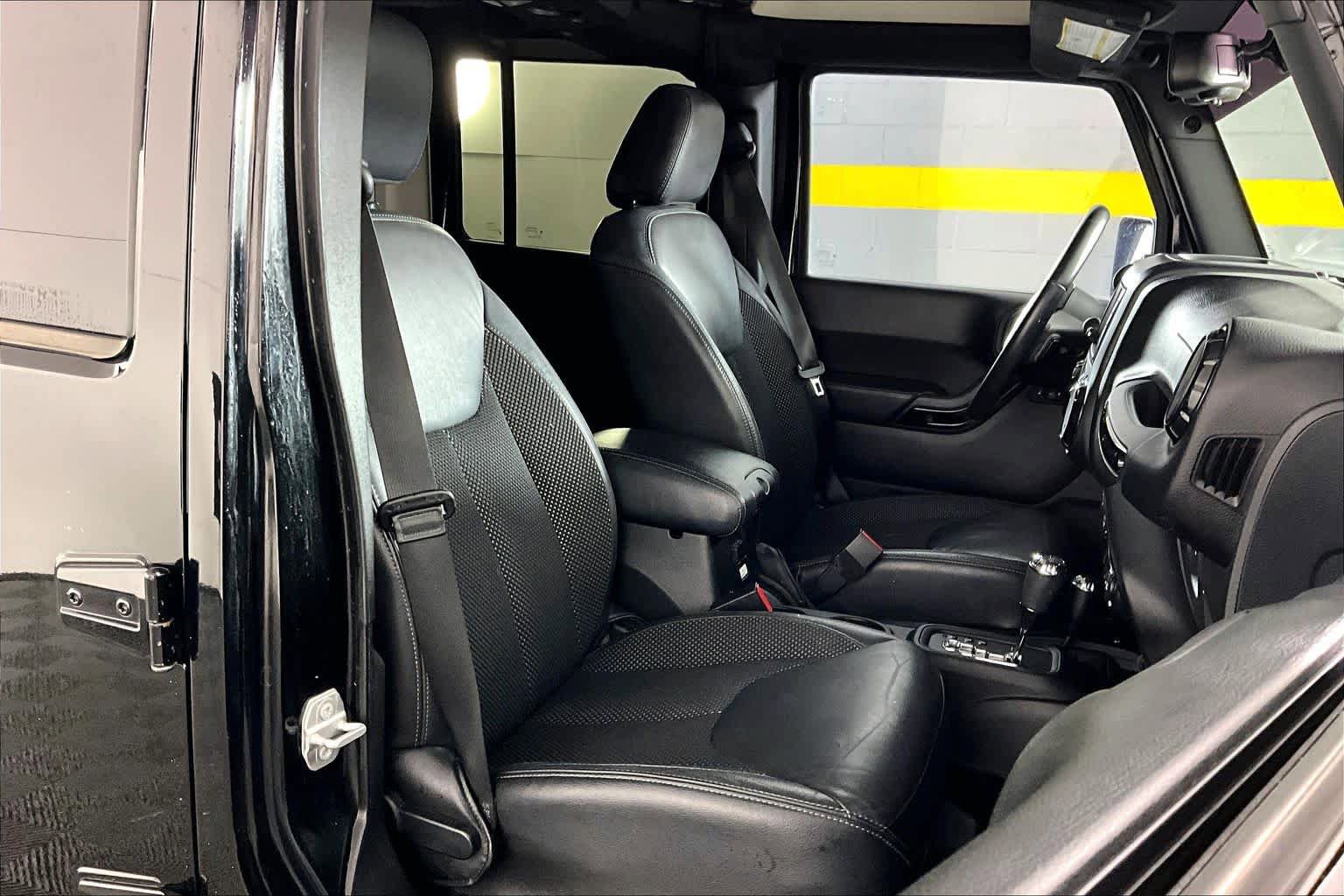 Used 2016 Jeep Wrangler Unlimited Sahara AWD/4WD image 9