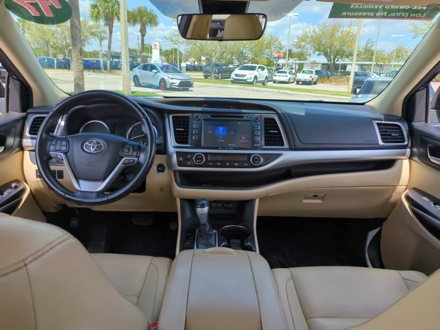Used 2017 Toyota Highlander XLE image 18