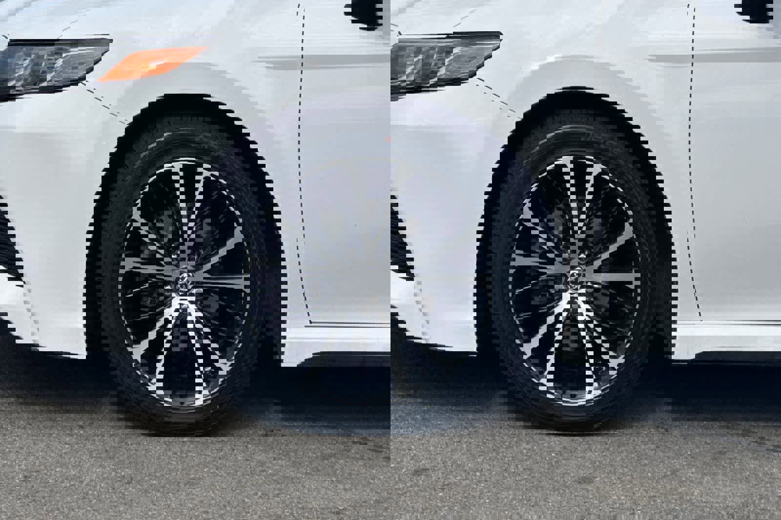 Used 2019 Toyota Camry SE w/ Carpet Mat Package image 28