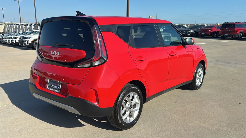 Used 2025 Kia Soul LX w/ LX Technology Package FWD image 12