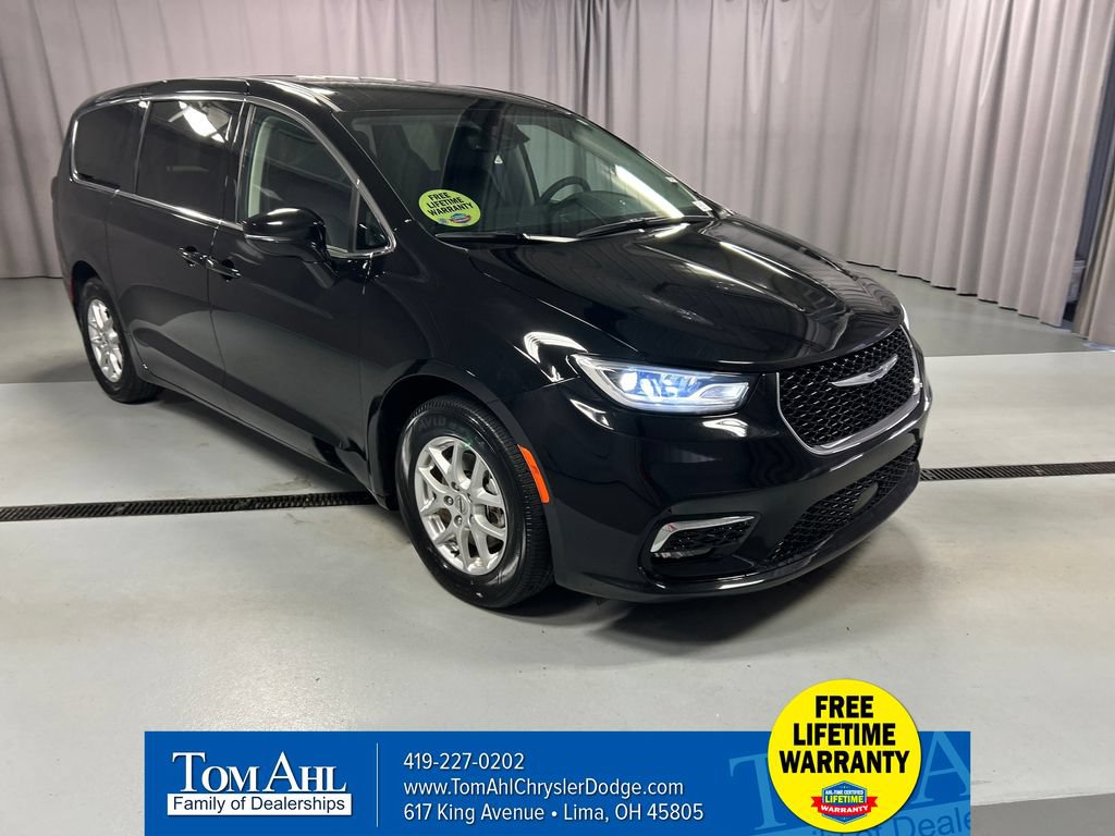 Used 2024 Chrysler Pacifica Touring-L w/ Uconnect Theater Family Group FWD image 1