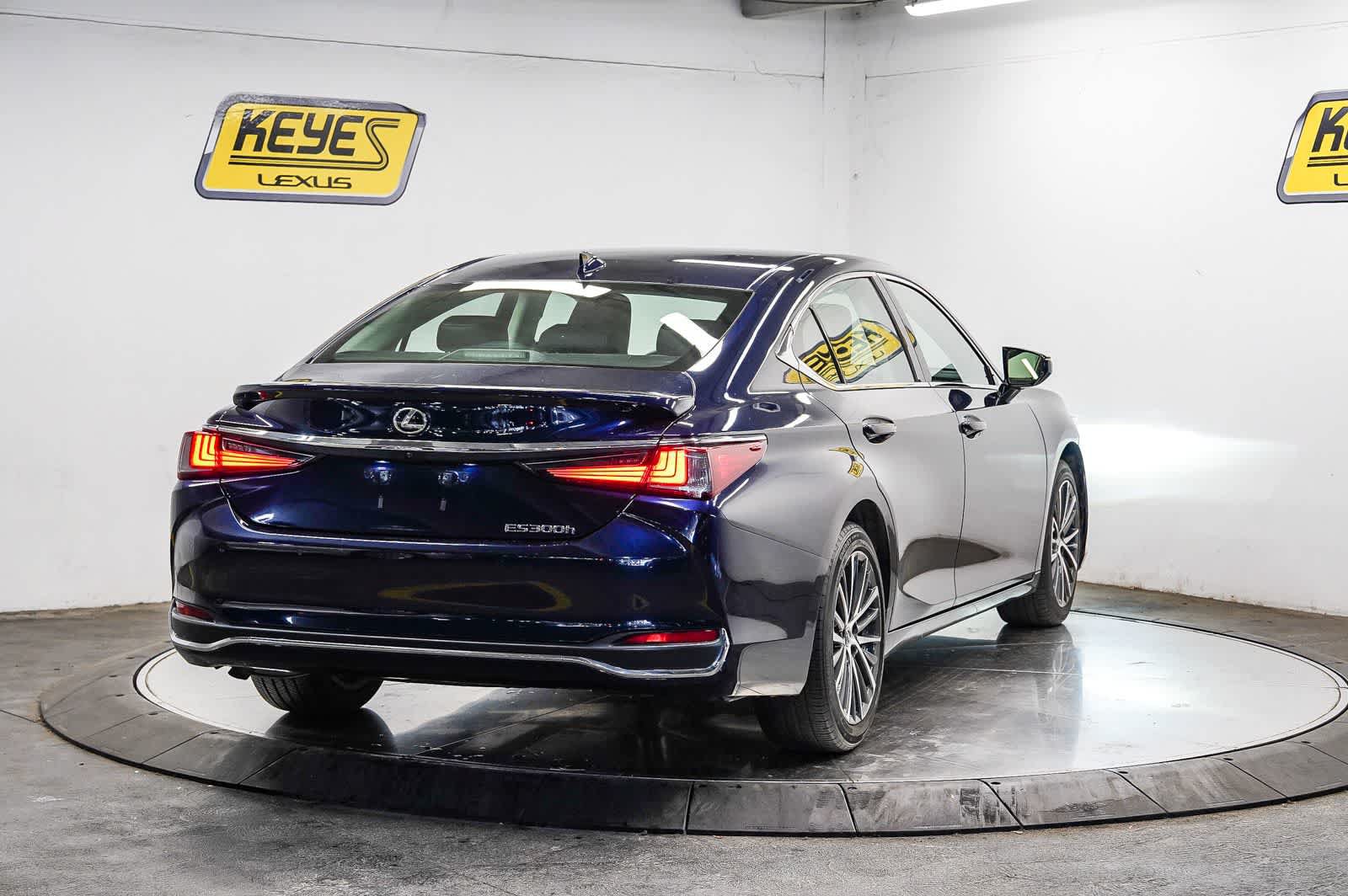 Used 2024 Lexus ES 300h w/ Premium Package FWD image 4