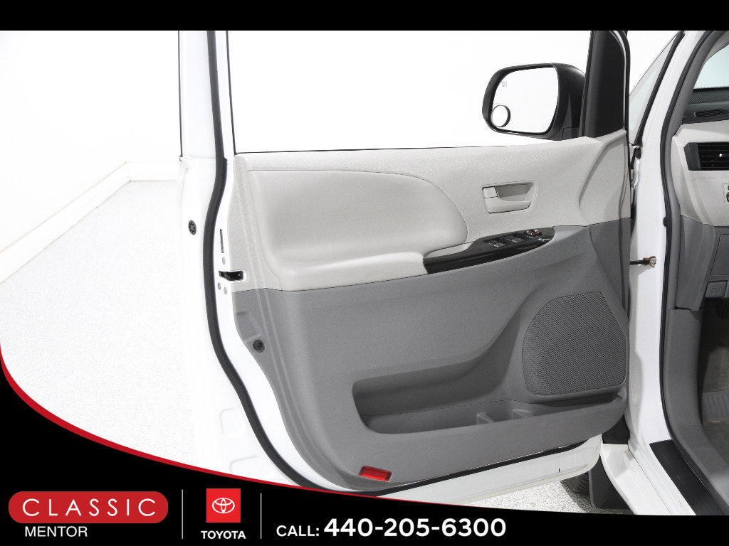 Used 2012 Toyota Sienna LE w/ Towing Pkg image 4