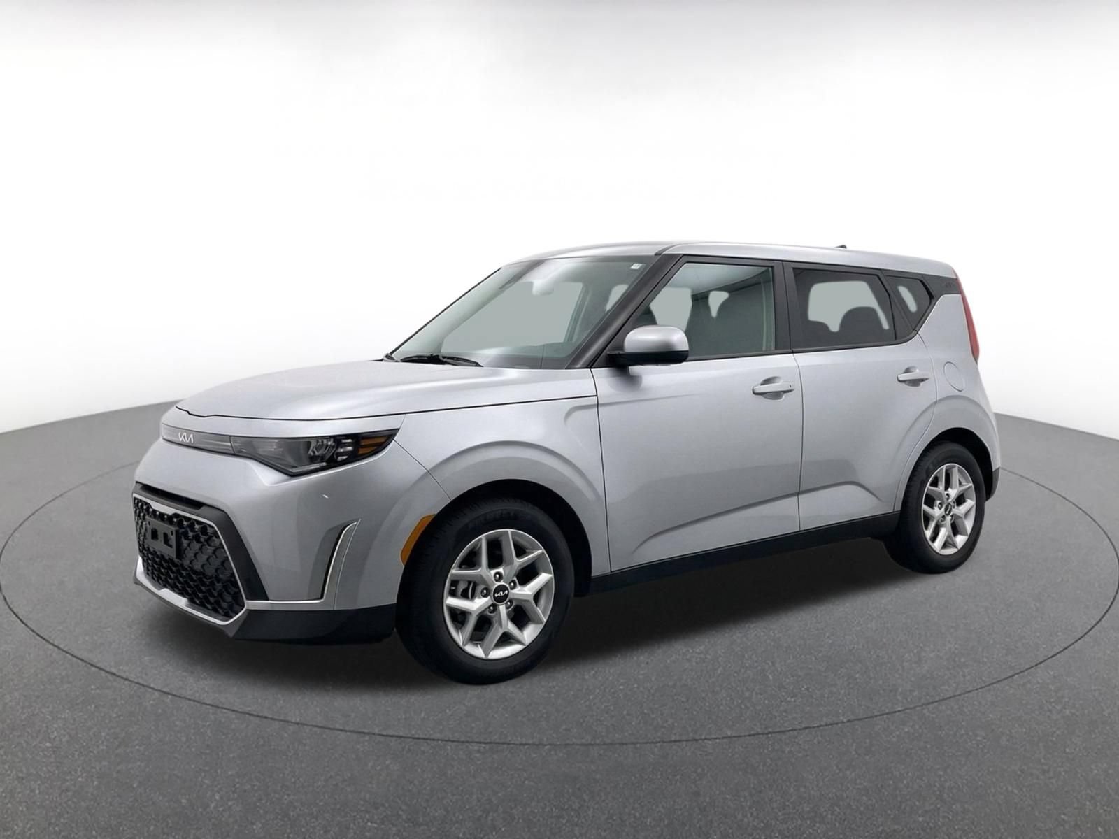 Used 2025 Kia Soul LX w/ LX Technology Package FWD image 3