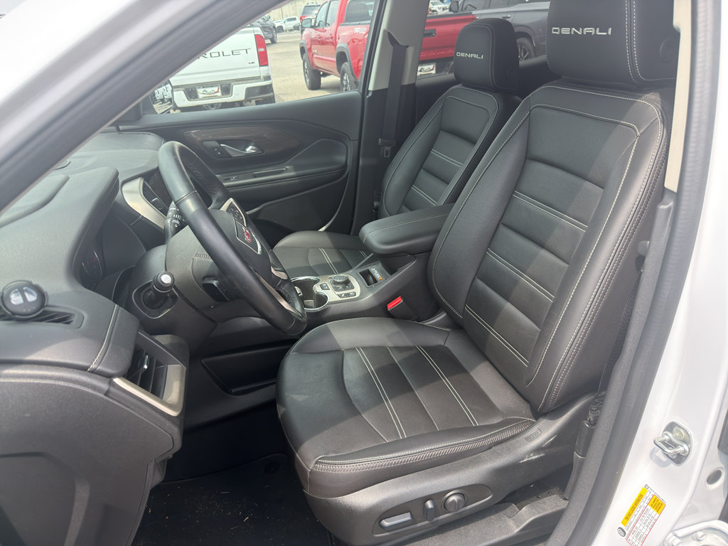 Used 2024 GMC Terrain Denali w/ Denali Premium Package AWD/4WD image 9