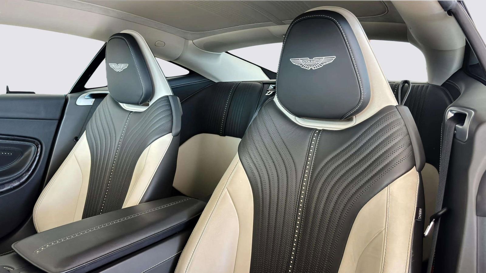 Used 2022 Aston Martin DB11 Coupe image 12