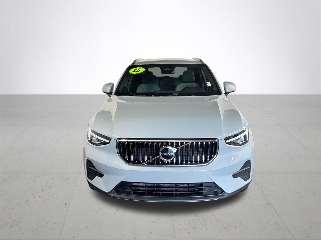 Used 2025 Volvo XC40 B5 Core AWD/4WD image 3