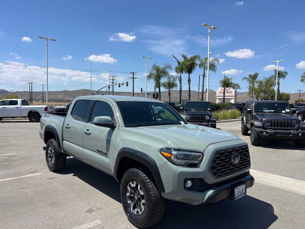 Used 2022 Toyota Tacoma TRD Off-Road w/ Technology Package AWD/4WD image 2