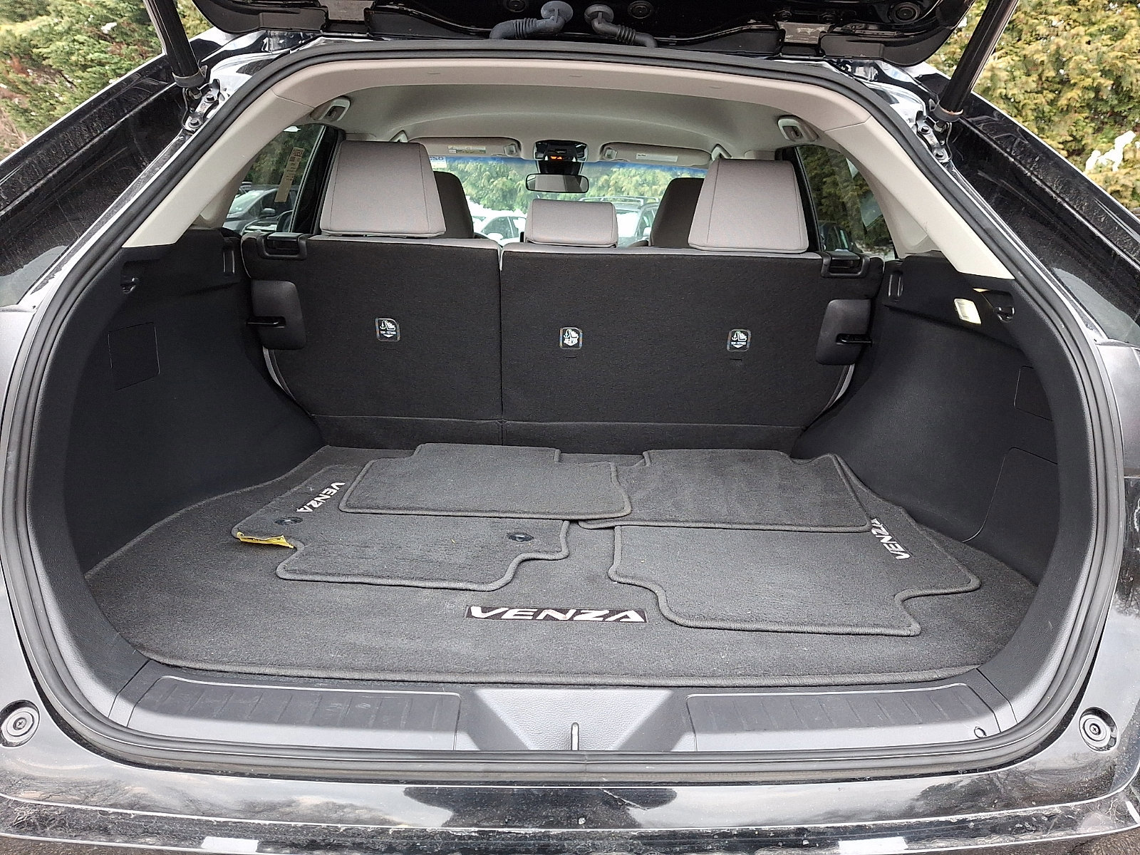 Used 2022 Toyota Venza LE image 22