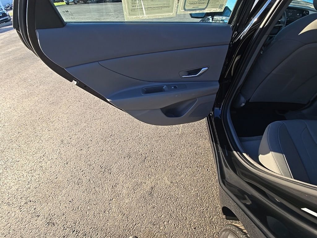 Used 2022 Hyundai Elantra SE image 23