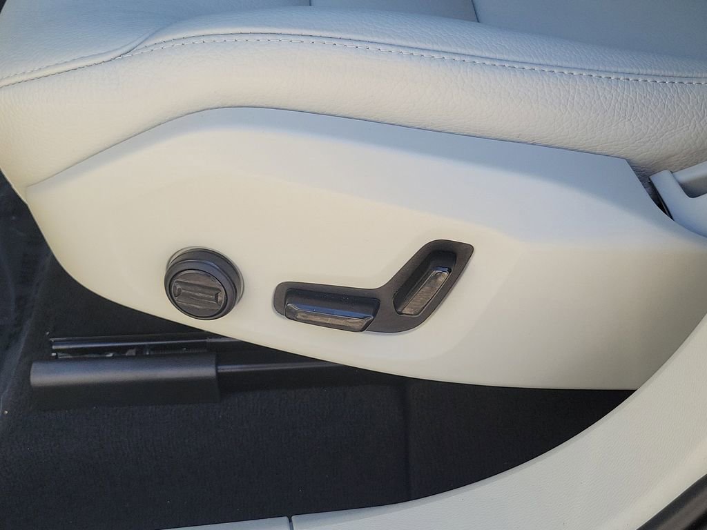Used 2025 Volvo XC60 B5 Plus w/ Protection Package Premier image 27