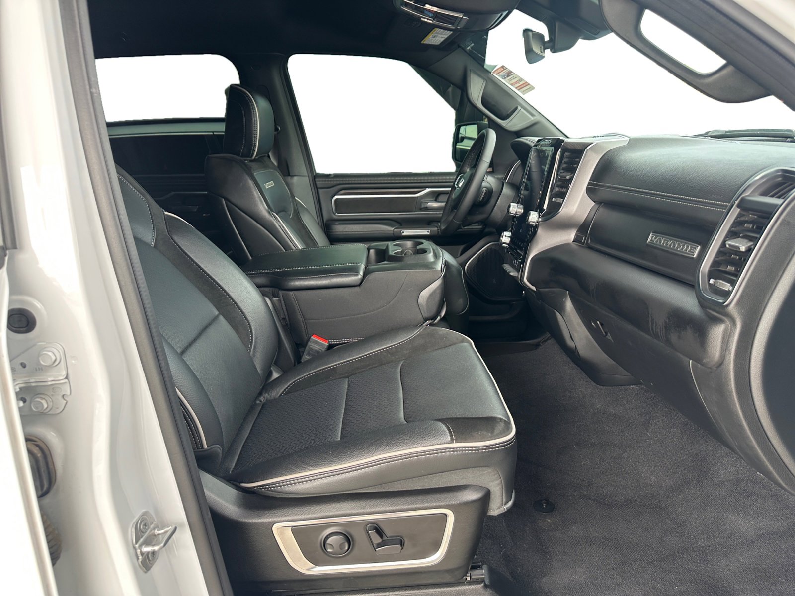 Used 2025 RAM 1500 Laramie image 15