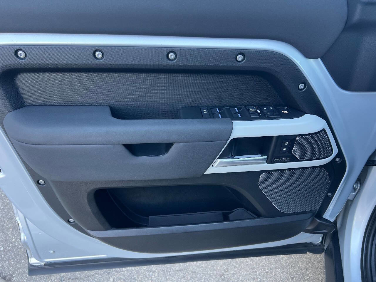 Used 2023 Land Rover Defender 110 SE image 21