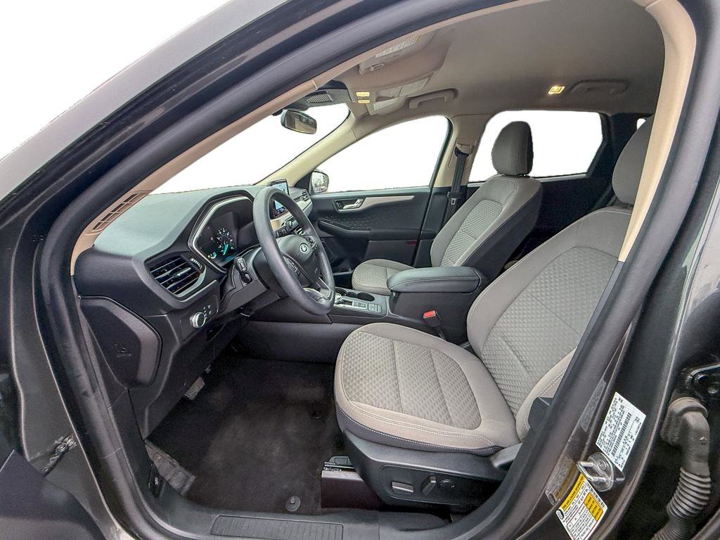 Used 2020 Ford Escape SE image 12