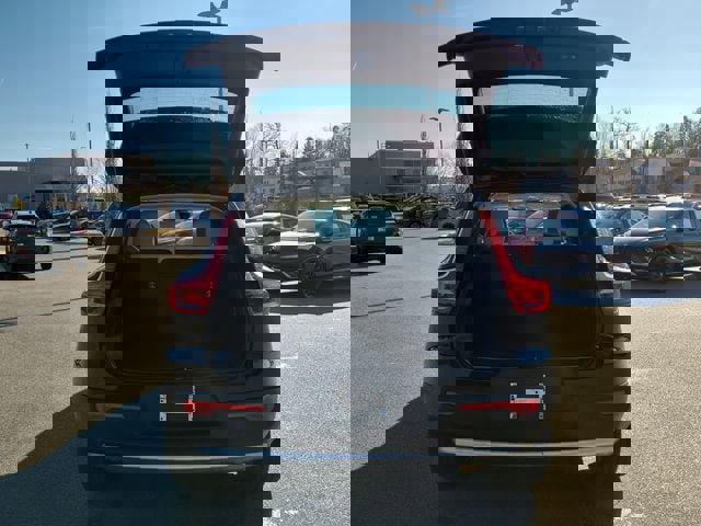 Used 2023 Volvo XC40 B5 Plus image 14