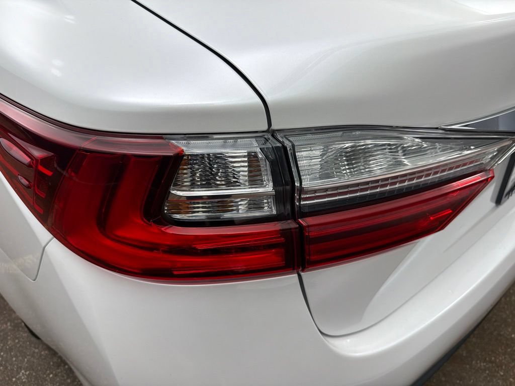 Used 2016 Lexus ES 350 w/ Luxury Package w/Wood Trim FWD image 22