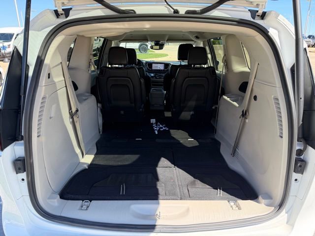 Used 2021 Chrysler Pacifica Touring-L image 7