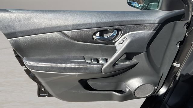 Used 2017 Nissan Rogue SV w/ Sun & Sound Touring Package image 17