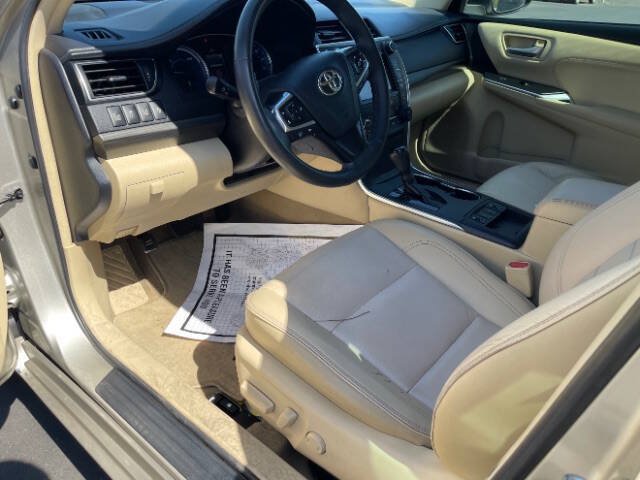 Used 2017 Toyota Camry XLE w/ Moonroof Package FWD image 11